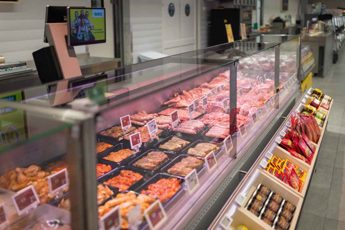 Prekystalis su įvairiais mėsos gaminiais ir prieskoniais prekybos centre.